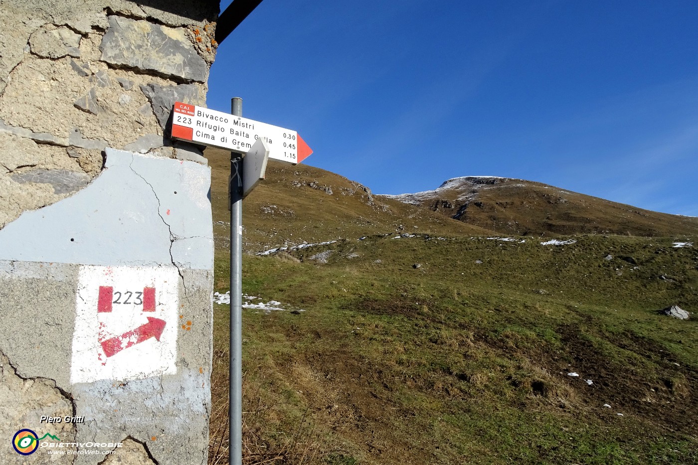 24 Il sent. 223 per Cima Grem via Bivacco Mistri lo faremo al ritorno, ora saliamo la variante di sx per cresta.JPG -                                